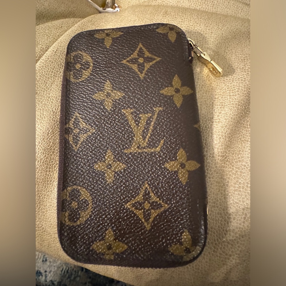 AUTHENTIC Louis Vuitton Monogram Zip Around Key Case, all 6 hooks
